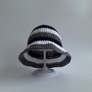 Gehaakt baby zonnehoedje 'Zwart, wit en grijs'