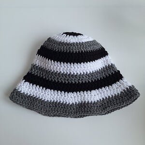 Gehaakt baby zonnehoedje 'Zwart, wit en grijs'