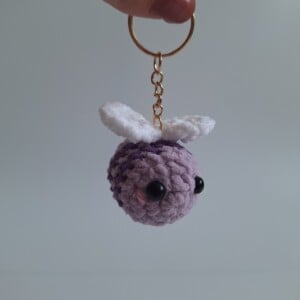 Gehaakte sleutelhanger 'Lavendel bij'