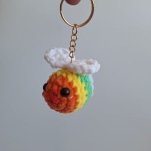 Gehaakte sleutelhanger 'Pride regenboog bij'