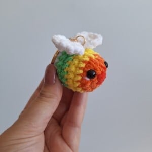 Gehaakte sleutelhanger 'Pride regenboog bij'
