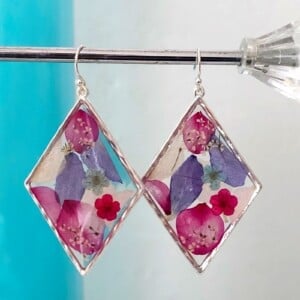 Goudkleurige oorbellen met gedroogde bloemen -01