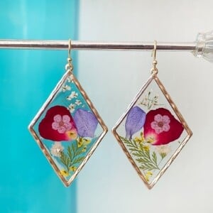 Goudkleurige oorbellen met gedroogde bloemen