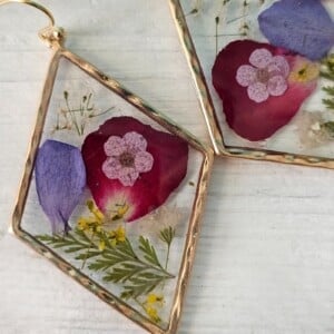 Goudkleurige oorbellen met gedroogde bloemen