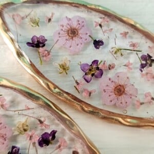 Goudkleurige oorbellen met roze en paarse bloemetjes