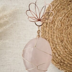 Handgemaakte decoratieve hanger met rozenkwarts: voor liefde, harmonie en positieve energie in huis