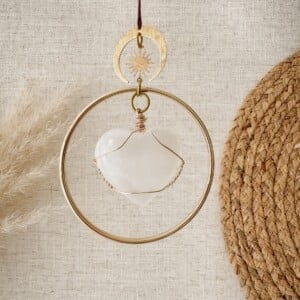 Handgemaakte decoratieve hanger met seleniet hart: voor zuiverheid, rust en balans in huis
