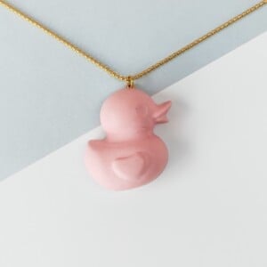 Ketting met roze of blauw eendje
