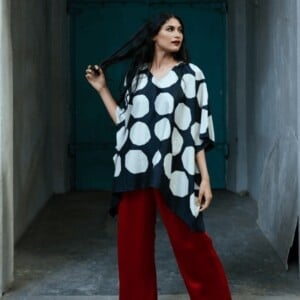 Kimono top van organisch zijde - zwart polka