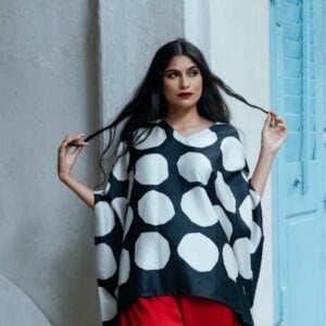 Kimono top van organisch zijde - zwart polka