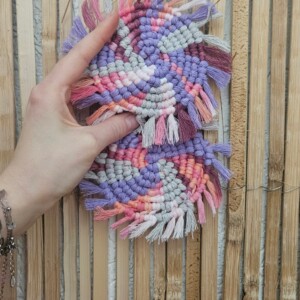 Kleurrijke macramé onderzetters