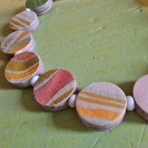 Lichtgewicht armband in pastelkleuren van gerecyceld papier