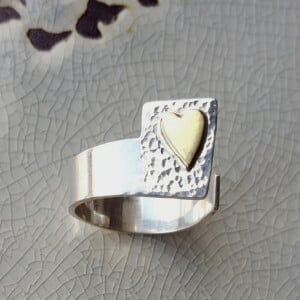 'Love is just around the corner', open zilveren ring met hartje