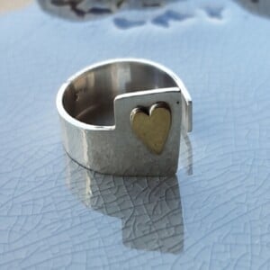 'Love is just around the corner', open zilveren ring met hartje