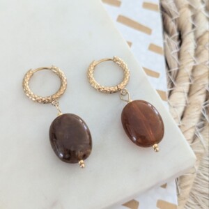 Natural big stone oorbellen goud