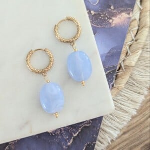 Natural big stone oorbellen goud