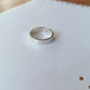 Open zilveren ring met blauwe saffier
