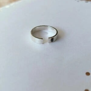 Open zilveren ring met blauwe saffier