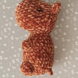 Schattige en Vriendelijke Capybara knuffel, gehaakt in velvet of chenile garen, geschikt voor kinderen onder de 3jaar