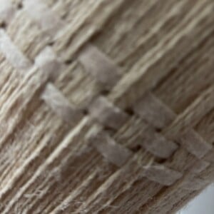 Stoere lamp, met houten voet in 2 kleuren hout. Handgemaakt en uniek