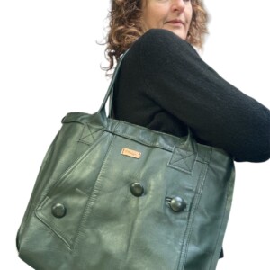 Tassen met een verhaal – Herinneringstassen van vintage kleding & leer Handgemaakt van gerecycled materiaal met emotionele waarde.