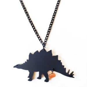 The Golden Turd ketting (Stegosaurus) roze