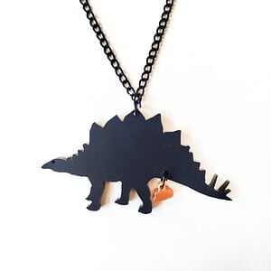 The Golden Turd ketting (stegosaurus)