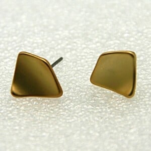Twisted matte goud knoopoorbellen.