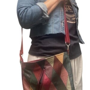Unieke leren schoudertas – patchwork in warme tinten, Een karaktervolle tas die vintage flair en duurzaamheid moeiteloos combineert.