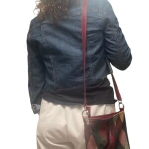 Unieke leren schoudertas – patchwork in warme tinten, Een karaktervolle tas die vintage flair en duurzaamheid moeiteloos combineert.