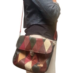 Vintage patchwork leren tas met klepsluiting –  Een karaktervolle tas die vintage flair en duurzaamheid moeiteloos combineert. handgemaakt & duurzaam