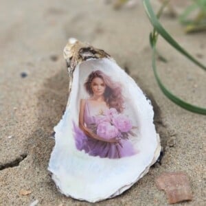 Vrouw met bloemen in oester