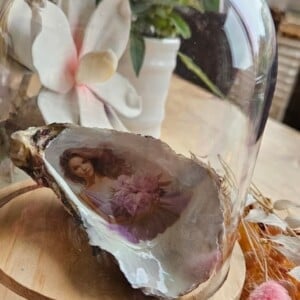 Vrouw met bloemen in oester