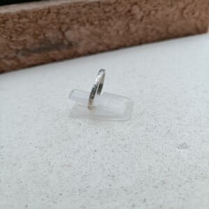 Zilveren ring met stoere structuur