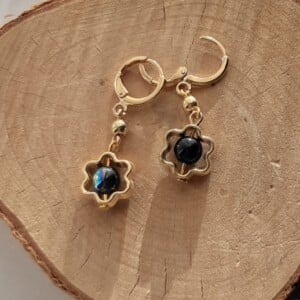 Unieke oorbellen: Zwart/goud flower: Handgemaakt met glazen kralen