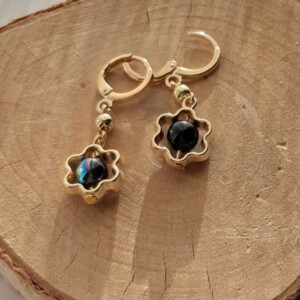 Unieke oorbellen: Zwart/goud flower: Handgemaakt met glazen kralen