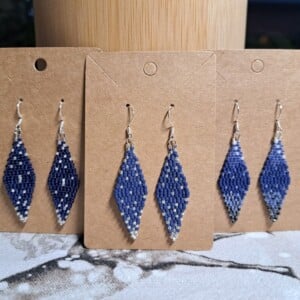 handgemaakte kralenoorbellen matblauw