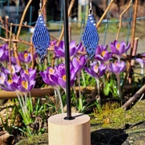 handgemaakte kralenoorbellen ruitvormig blauw