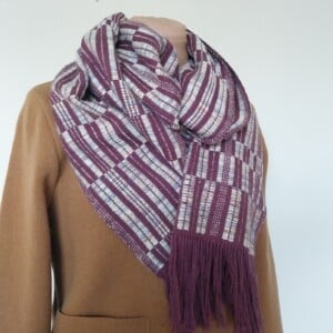 handgeweven aubergine kleurig met subtiele kleurverloop gemaakt shawl
