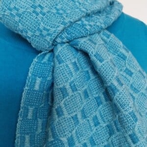 licht blauwe handgeweven wol met katoenen shawl