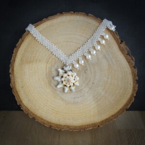 Asymmetrische boho ketting met schelp en parel – bruids- of strandaccessoire
