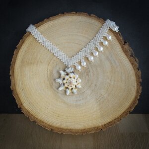 Asymmetrische boho ketting met schelp en parel – bruids- of strandaccessoire