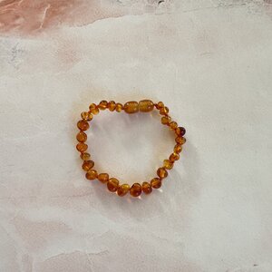 Barnsteen armband kind Cognac (donker) - 12cm
