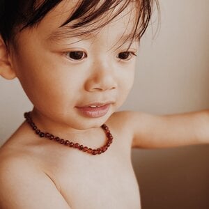 Barnsteen ketting baby cognac (donker) - 32cm