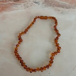 Barnsteen ketting baby cognac (donker) - 32cm