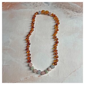 Barnsteen ketting baby met Morganite  |  32/34cm