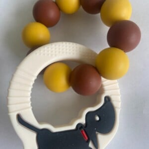 Bijtring Camel- met takkie hanger