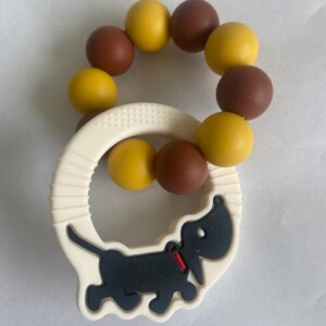 Bijtring Camel- met takkie hanger