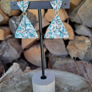 Confetti Kralenoorbellen Blue Beach – handgemaakt met crème, bruin & zeeblauwe Miyuki kralen (5 cm)