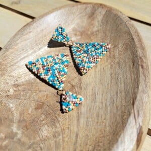 Confetti Kralenoorbellen Cleopatra – handgemaakt met blauw, beige, bruin & goudkleurige Miyuki kralen (5 cm)